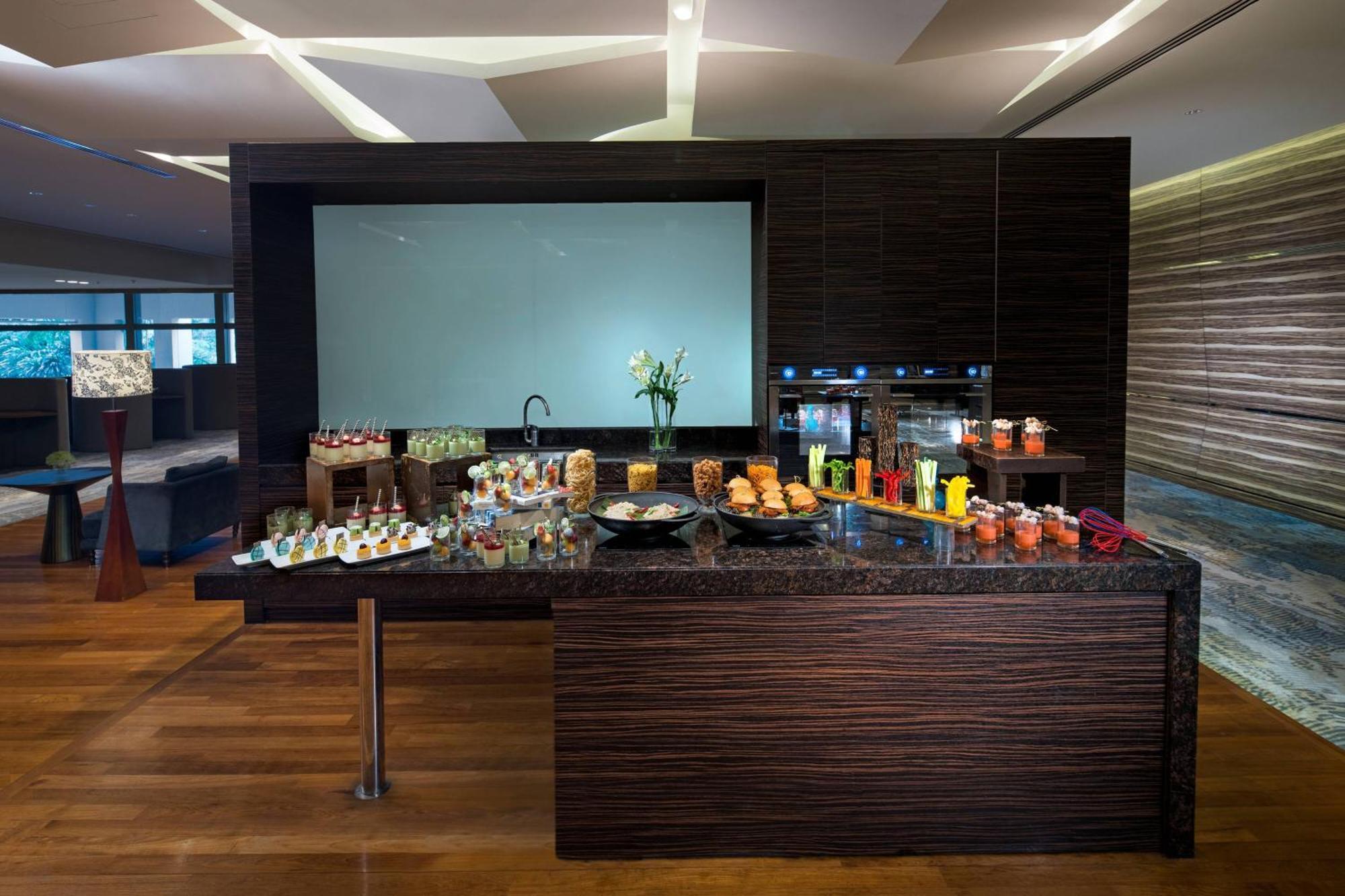 فندق رينيسانس جوهور بهرو جوهر بهرو المظهر الخارجي الصورة The buffet at the lounge