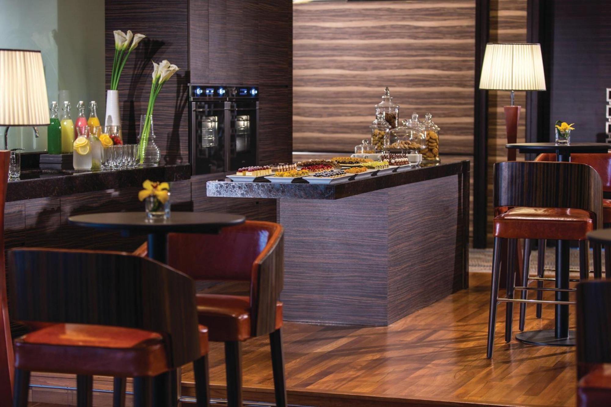 فندق رينيسانس جوهور بهرو جوهر بهرو المظهر الخارجي الصورة The Club lounge at Hong Kong International Airport