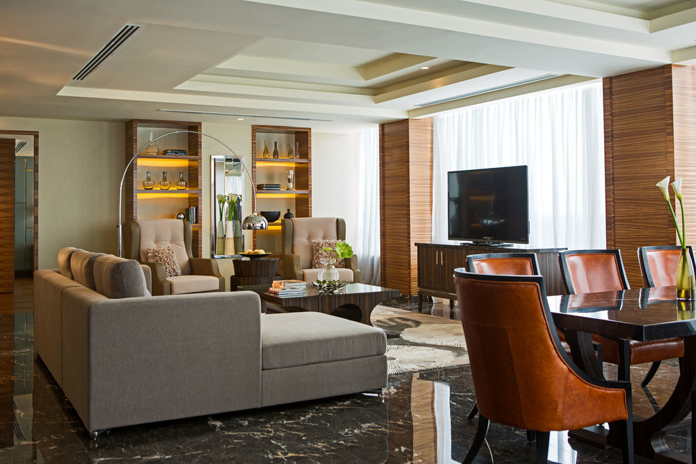 فندق رينيسانس جوهور بهرو جوهر بهرو المظهر الخارجي الصورة A living room in a suite at the hotel